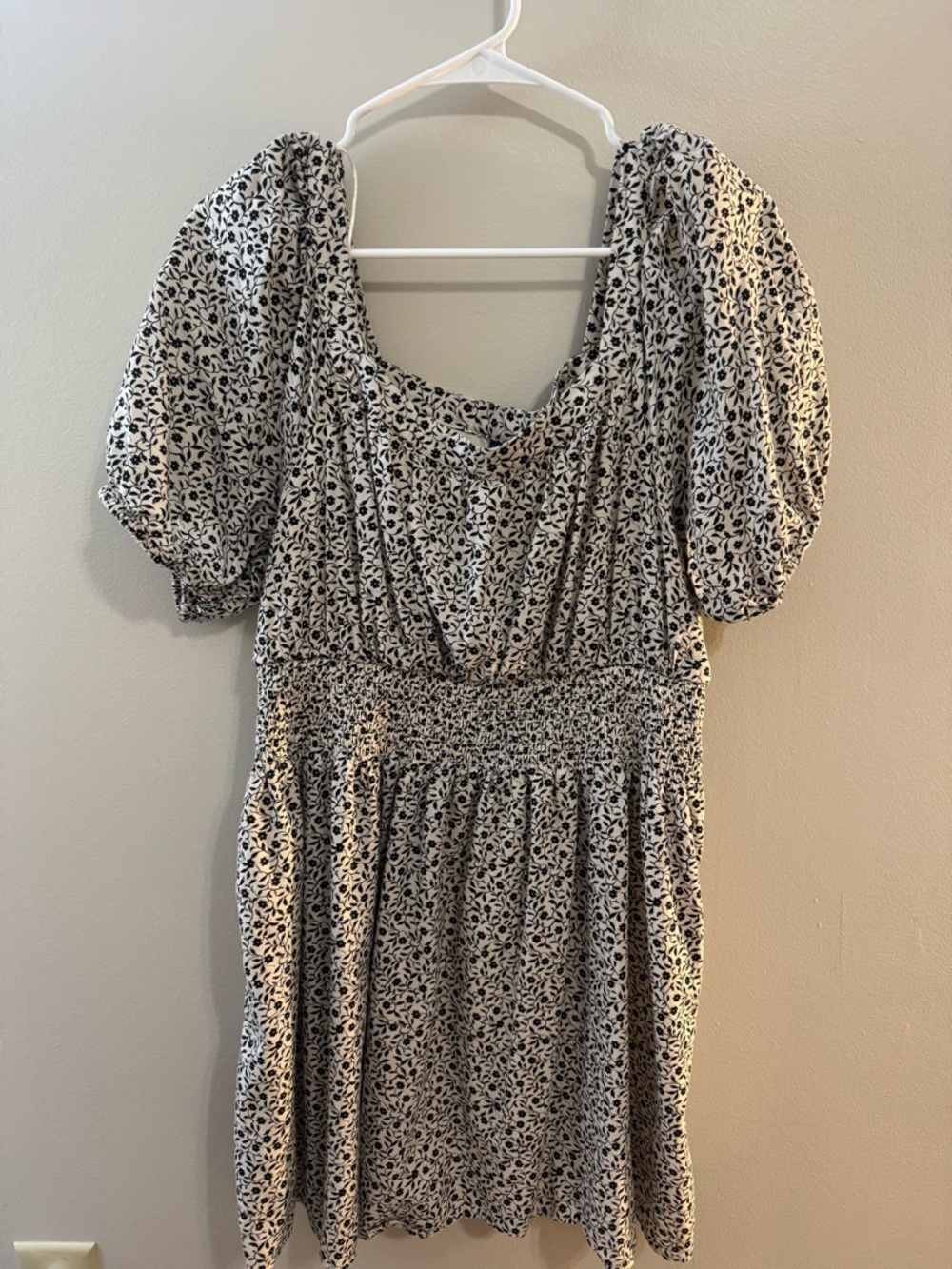 Old Navy Black and White Floral Puff-Sleeve Dress size L
